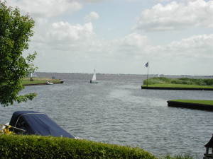 het uitzicht vanuit een bungalow in bungalowpark Markant op het Slotermeer.