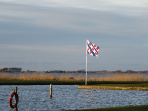 Het uitzicht vanuit een bungalow in bungalowpark Markant op het Slotermeer.