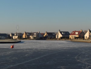 Bungalowpark Markant in de winter, gezien vanaf het Slotermeer.