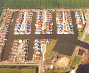 Een luchtfoto van bungalowpark Markant in aanbouw.