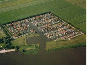 Een luchtfoto van bungalowpark Markant.