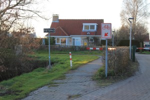 De toegang tot het fietspad naast bungalowpark Markant