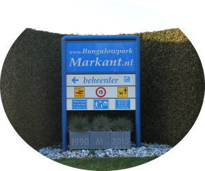 Het toegangsbord van bungalowpark Markant rond.