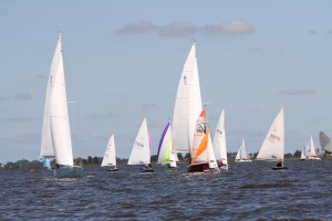 Zeilboten op het Slotermeer tijdens de jaarlijkse zeilwedstrijd.