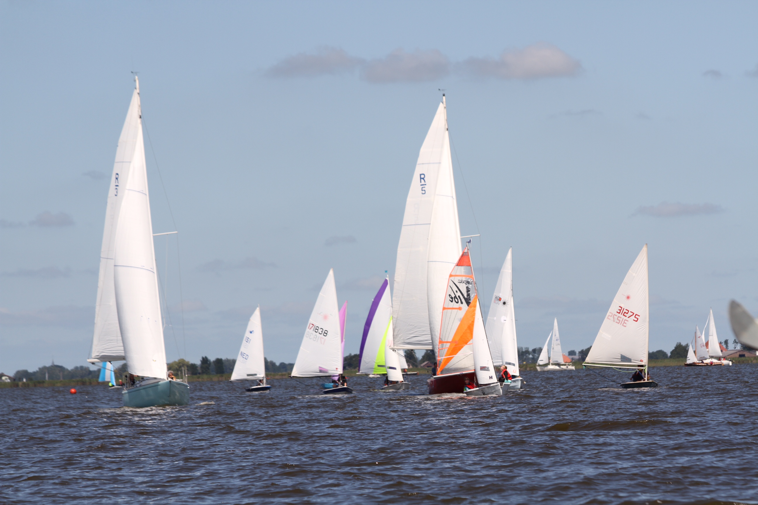 Zeilboten op het Slotermeer tijdens de jaarlijkse zeilwedstrijd.
